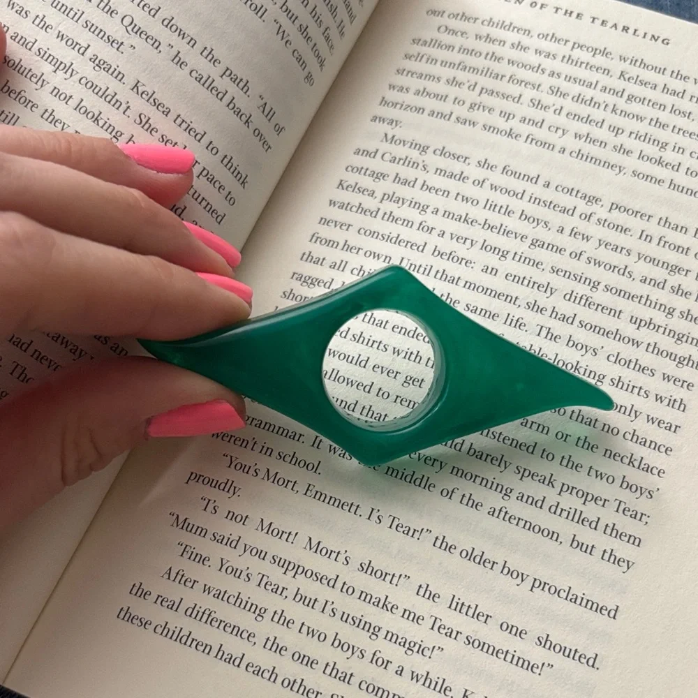 Green plastic thumb holder thumb rest book holder page turner - Picture 3 of 3